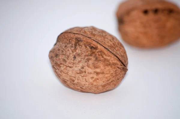 Valnötter på en vit bakgrund närbild, makro — Stockfoto