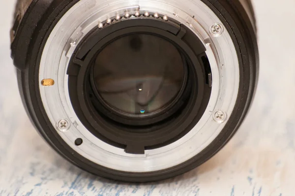Primer plano, macro, detrás de la lente de la cámara, vista desde la parte superior. El concepto de reparación de la lente, cámara, centro de servicio . — Foto de Stock
