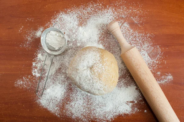 Cooking a festive cake. Dough, flour and rolling pin top view — Stock Photo, Image