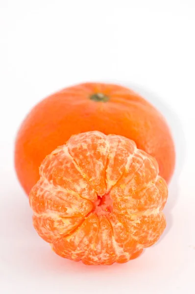 Moget tangerine på en vit bakgrund närbild kopia utrymme — Stockfoto