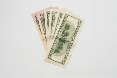 Para 100 dolar faturaları beyaz arka planda yakın çekim, izole. Konsept bankacılık ve finans