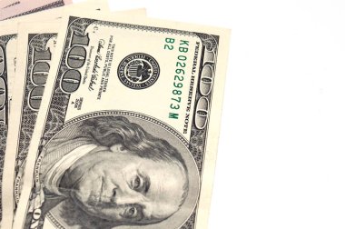 Para dolar beyaz arka planda yakın, izole, sağdan kopyalama alanı