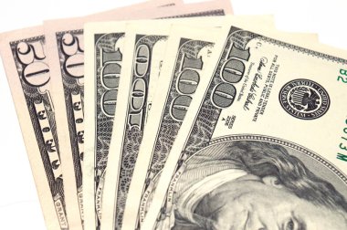 50 ve 100 dolar faturaları beyaz bir arka planda yakın çekim, izole, metin için alan var