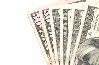 Para dolar beyaz arka planda yakın, izole, soldaki kopya boşluk