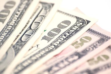 Sağdaki kopya için boşluk ile beyaz arka plan üzerinde para, izole, çekim