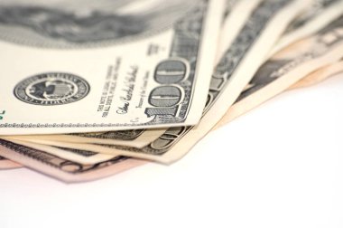 Aşağıda kopya için boşluk ile beyaz arka planda para dolar, izole, çekim