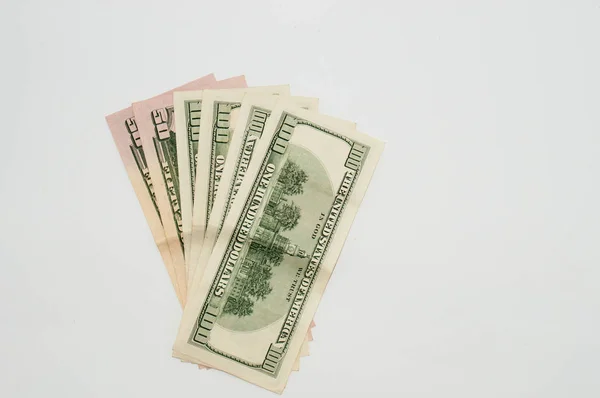 Geld Hundert-Dollar-Scheine in Großaufnahme auf weißem Hintergrund, isoliert. Konzept Banking und Finanzen — Stockfoto