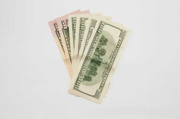 Geld Hundert-Dollar-Scheine in Großaufnahme auf weißem Hintergrund, isoliert. Konzept Banking und Finanzen — Stockfoto