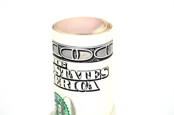 Geld auf weißem Hintergrund, einhundert Dollar in Großaufnahme in eine Röhre gerollt — Stockfoto