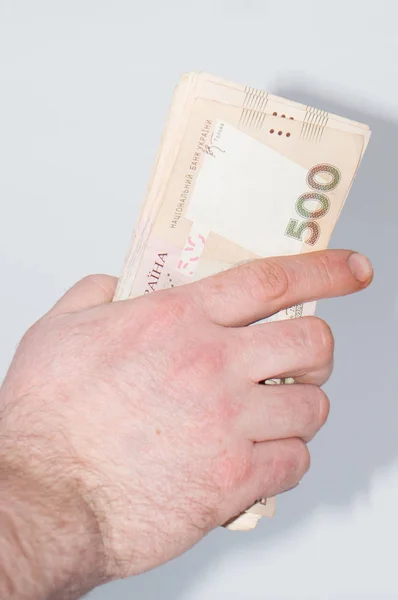 흰색 배경에 남성 손에 돈, 우크라이나어 그 리브 나 지폐, 클로즈업, 복사 공간의 큰 번들 — 스톡 사진