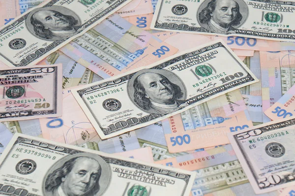 Para, dolar ve Grivnası, yakın çekim, üst görünüm. Dolar ve Grivnası kavramı, finans, bankalar.