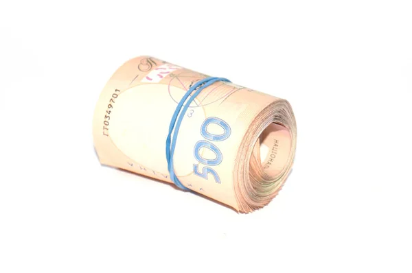 Українські гроші на 500 гривні ізольовані на білому фоні, згорнуті в рулон, трубку. Вид збоку, копіювати простір — стокове фото