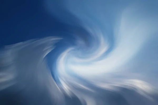 Όμορφα σύννεφα-φτερά στο γαλάζιο του ουρανού, καθαγιασμένο από τον ήλιο, φόντο για το σχεδιασμό. — Φωτογραφία Αρχείου