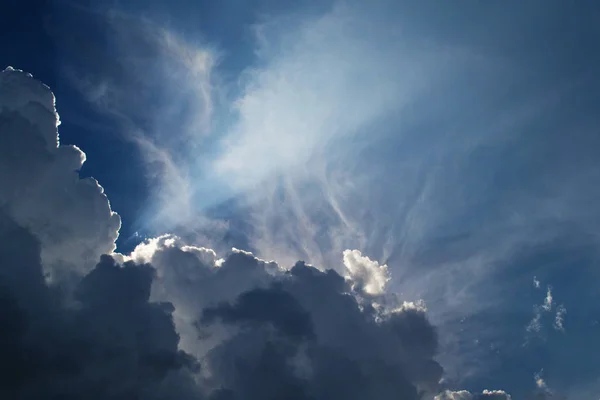 Piękne chmury-pióra na błękitne niebo, konsekrowane przez słońce, tło dla designu. — Zdjęcie stockowe