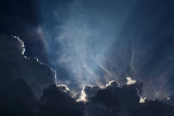 Cielo tormentoso, fondos naturales abstractos para su diseño —  Fotos de Stock