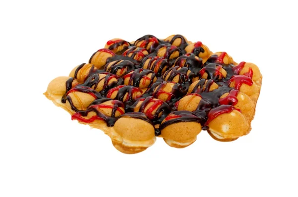 Beyaz bir arka planda çikolata ve reçel ile Sweet Hong Kong waffle, yakın çekim