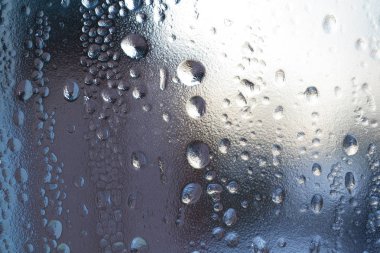 Bulutlu arka plan ile pencere gözlük yüzeyinde yağmur damlaları . Yağmur damlaları bulutlu arka plan Doğal Desen.