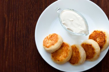 Ekşi krema ile Kızarmış cheesecakes, sağmetin metin için yer. Kafe veya restoran menü tasarımı için.