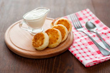 Ahşap bir stand üzerinde ekşi krema ile Peynir krep. Menü tasarımı, mutfak siteleri için kullanılabilir.