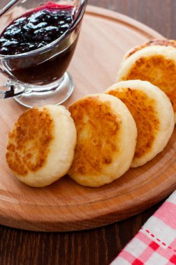 Kuş üzümü reçeli ile Peynir krep, ahşap bir tabak, dikey fotoğraf