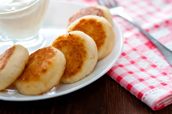 Käsepfannkuchen mit saurer Sahne auf einem weißen Teller in Großaufnahme. kann für die Menügestaltung verwendet werden. — Stockfoto