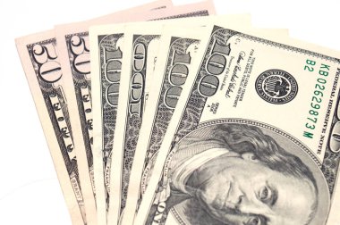 50 ve 100 dolar faturaları beyaz bir arka planda yakın çekim, izole, metin için alan var