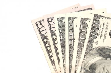 Para dolar beyaz arka planda yakın, izole, soldaki kopya boşluk