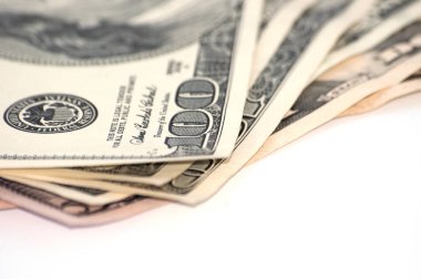 Aşağıda kopya için boşluk ile beyaz arka planda para dolar, izole, çekim