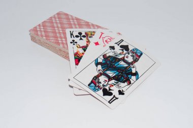 Beyaz bir arka plan kopya alanı için metin üzerinde oyun kağıdı