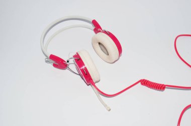 Pembe Beyaz arka plan, metin için kopya yer kulaklıktan.