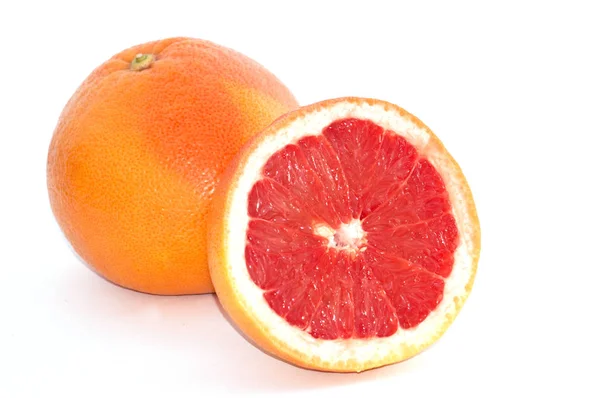 Reife Grapefruit auf weißem Hintergrund Nahaufnahme Makrokopierraum — Stockfoto