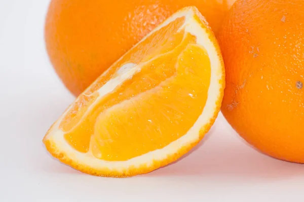 Orange sur fond blanc, tranches de fruits juteuses en gros plan — Photo