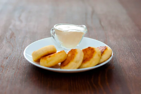 Bolos de queijo fritos com creme de leite e vista lateral. Para design de menu de café ou restaurante . — Fotografia de Stock