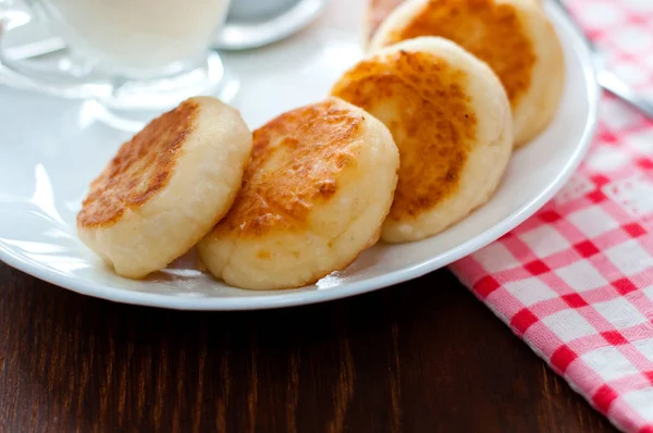 Käsepfannkuchen mit saurer Sahne auf einem weißen Teller in Großaufnahme. kann für die Gestaltung von Menüs, kulinarischen Orten verwendet werden. — Stockfoto