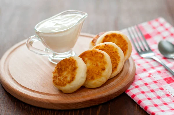 Bir çatal ile ahşap bir tahta üzerinde ekşi krema ile Peynir krep. Menü tasarımı, mutfak siteleri için kullanılabilir.