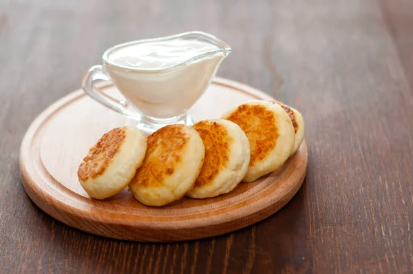 Ahşap bir tahta üzerinde ekşi krema ile Peynir krep, yatay formatta. Menü tasarımı ve cafe reklamcılığı için