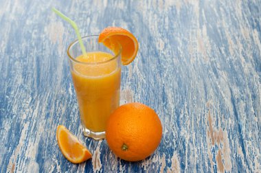 Bir saman ile cam Portakal suyu kokteyl