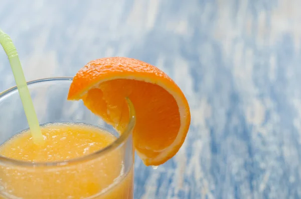 Fresh orange in glass, copy space right — Stock Photo, Image