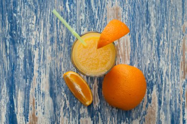 Mavi ahşap arka plan üzerinde taze portakal suyu kokteyl, kopya alanı, closeup, düz yatıyordu
