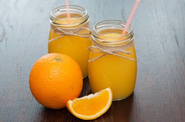 Portakal ve meyve suyu iki haftada. Rustik tarz. Yan görünüm ve yukarıdan. Kopyalama alanı.