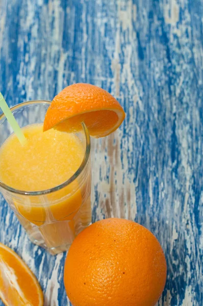 Fresh orange cocktail in glass, on the right there is a place to copy space — Stock Photo, Image