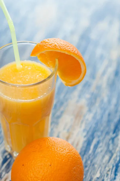 Alcoholic cocktail of fresh orange juice on a wooden background, copy space — Stock Photo, Image