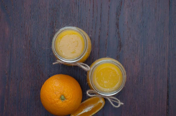 Orange and juice in two jars, rustic style top view, copy space, flat lay — Stock Photo, Image