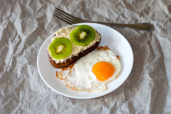 Leckeres und gesundes Frühstück. Rührei und Kiwi-Sandwich — Stockfoto