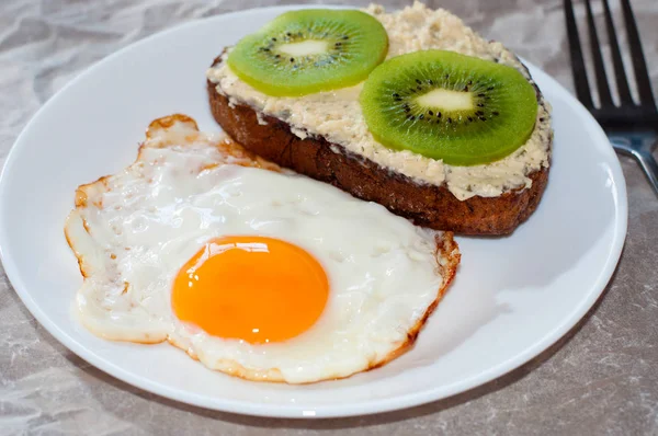 Pyszne i zdrowe śniadanie. Jajecznica i kanapka z kiwi — Zdjęcie stockowe