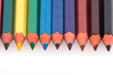 Renk kalemler üzerinde beyaz arka plan yakın çekim, makro