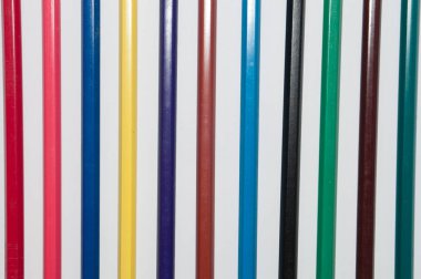 Üstten Görünüm beyaz arka plan üzerinde renkli kalemler. Eğitim, okul, eğitim ve yaratıcılık kavramı