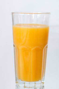 Portakal suyu cam, beyaz arka plan, dikey biçimde izole