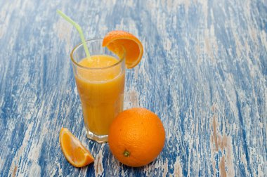 Bir saman ile cam Portakal suyu kokteyl