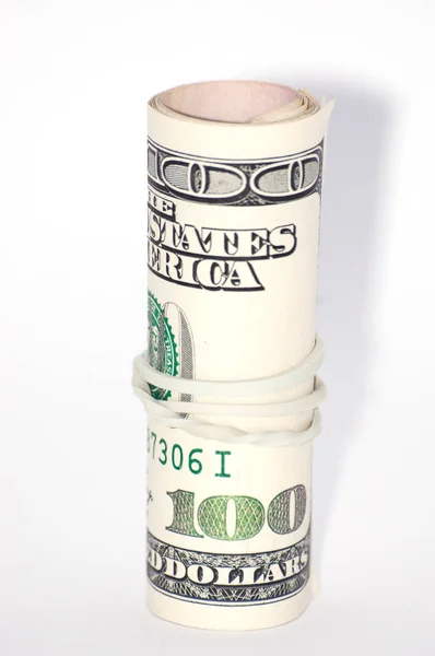 Geld auf weißem Hintergrund, einhundert Dollar in Großaufnahme in eine Röhre gerollt — Stockfoto